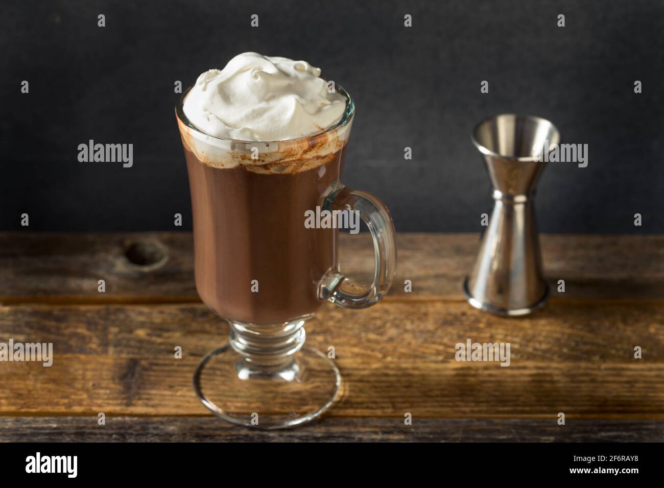 Surdoutez le chocolat chaud avec de la crème fouettée et du Bourbon Banque D'Images