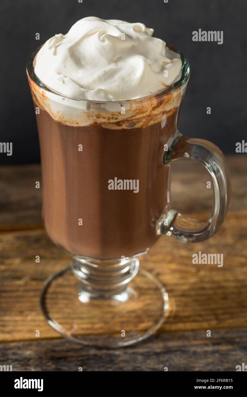 Surdoutez le chocolat chaud avec de la crème fouettée et du Bourbon Banque D'Images