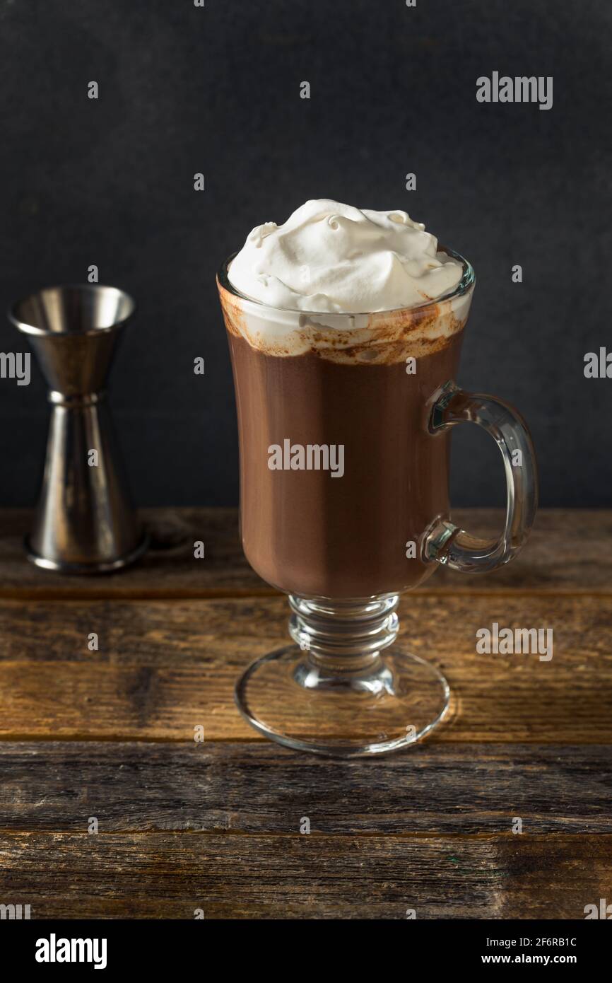 Surdoutez le chocolat chaud avec de la crème fouettée et du Bourbon Banque D'Images