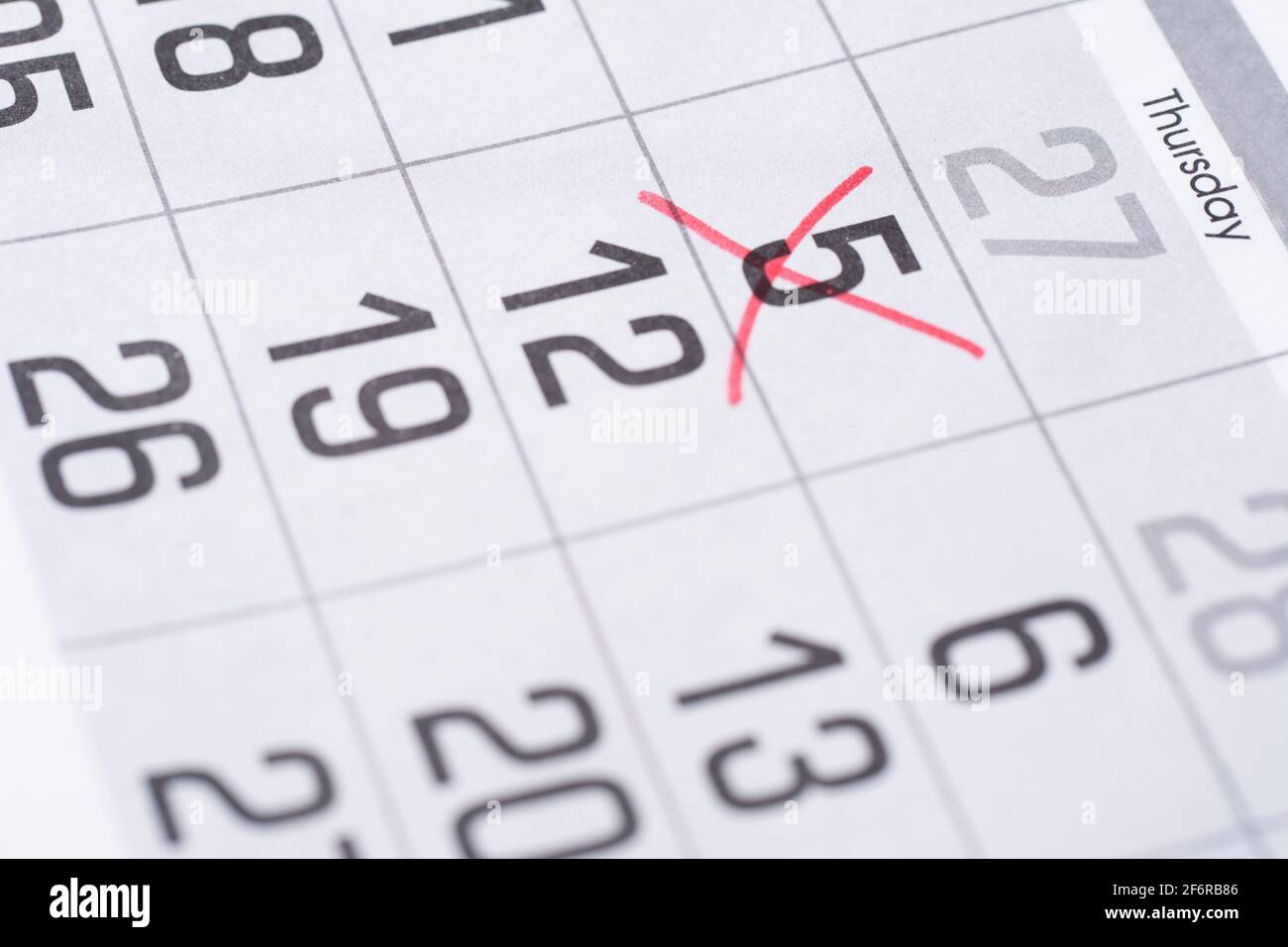 Croix rouge sur la feuille de calendrier. Date du calendrier Photo ...