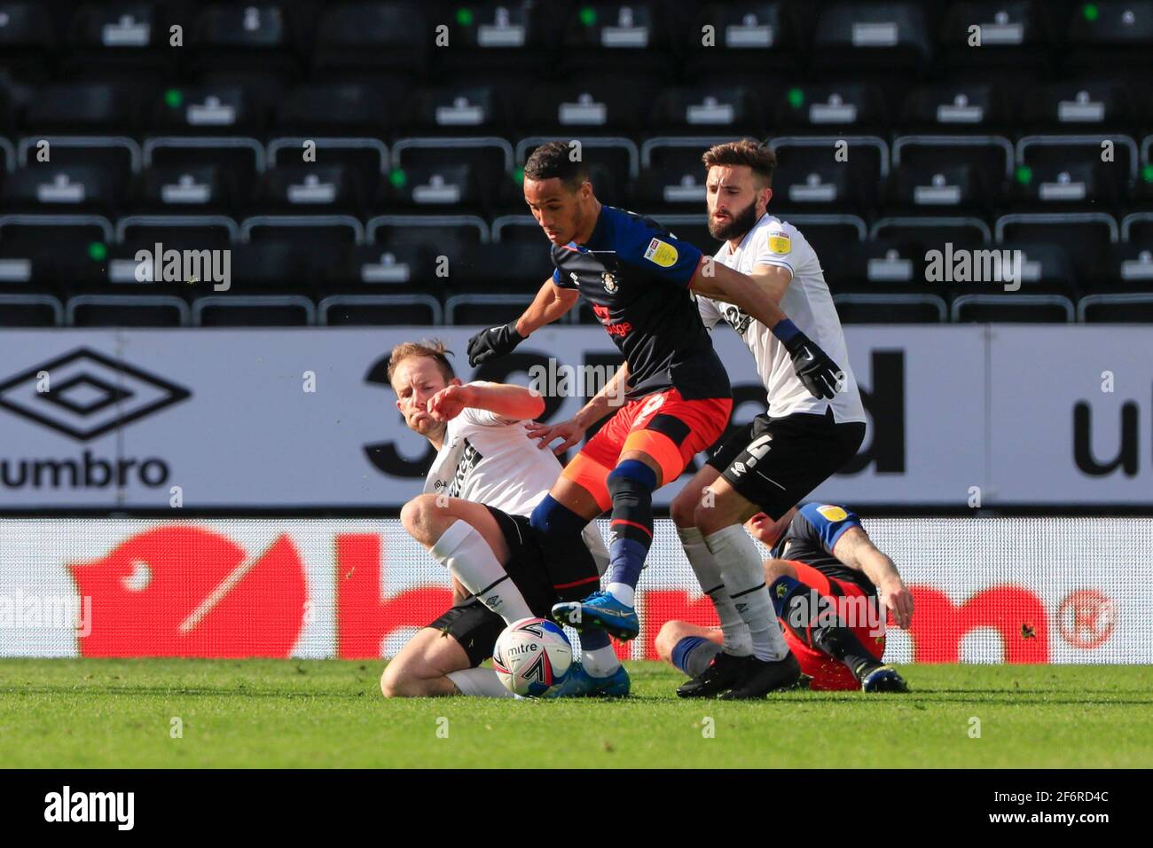 Derby, Royaume-Uni. 02 avril 2021. Tom Ince #39 de Luton Town est contesté par Matthew Clarke #16 du comté de Derby à Derby, Royaume-Uni le 4/2/2021. (Photo de Conor Molloy/News Images/Sipa USA) crédit: SIPA USA/Alay Live News Banque D'Images