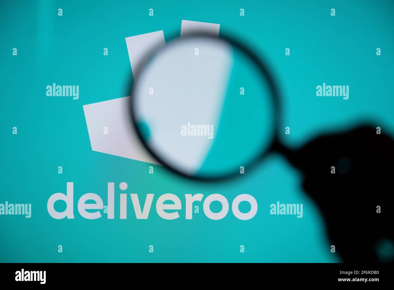 LONDRES, Royaume-Uni - avril 2021 : logo du service de livraison Deliveroo sous la loupe Banque D'Images