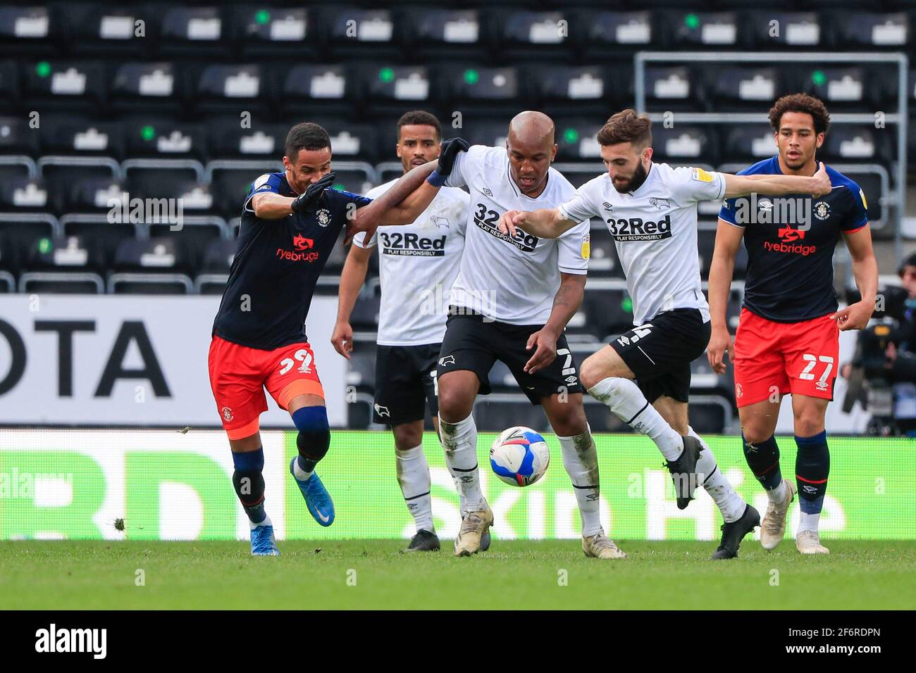 Derby, Royaume-Uni. 02 avril 2021. Graeme Shinnie #4 du comté de Derby contrôle la balle sous la pression de Tom Ince #39 de Luton Town à Derby, Royaume-Uni le 4/2/2021. (Photo de Conor Molloy/News Images/Sipa USA) crédit: SIPA USA/Alay Live News Banque D'Images