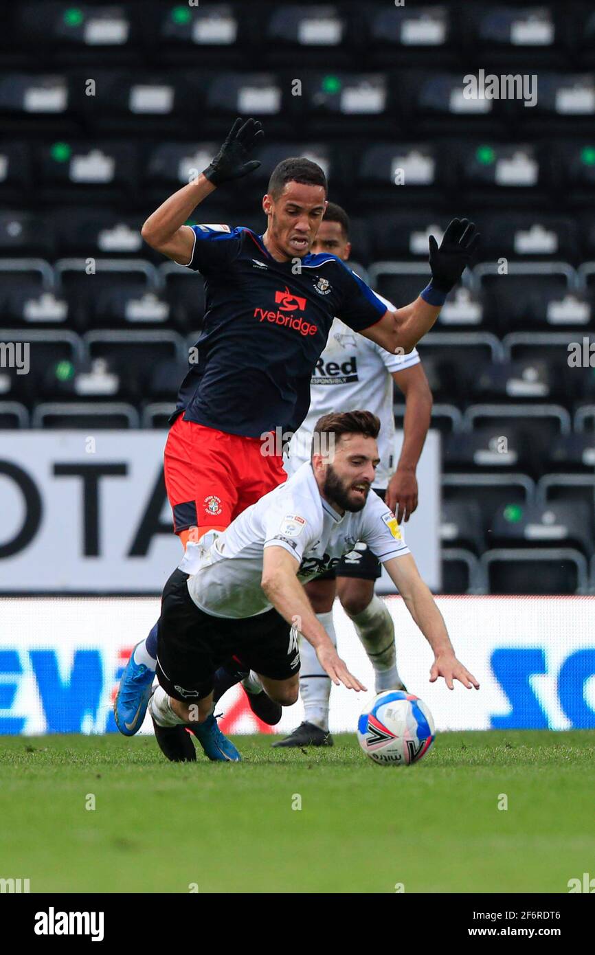 Derby, Royaume-Uni. 02 avril 2021. Graeme Shinnie #4 du comté de Derby est fouillé par Tom Ince #39 de Luton Town à Derby, Royaume-Uni le 4/2/2021. (Photo de Conor Molloy/News Images/Sipa USA) crédit: SIPA USA/Alay Live News Banque D'Images