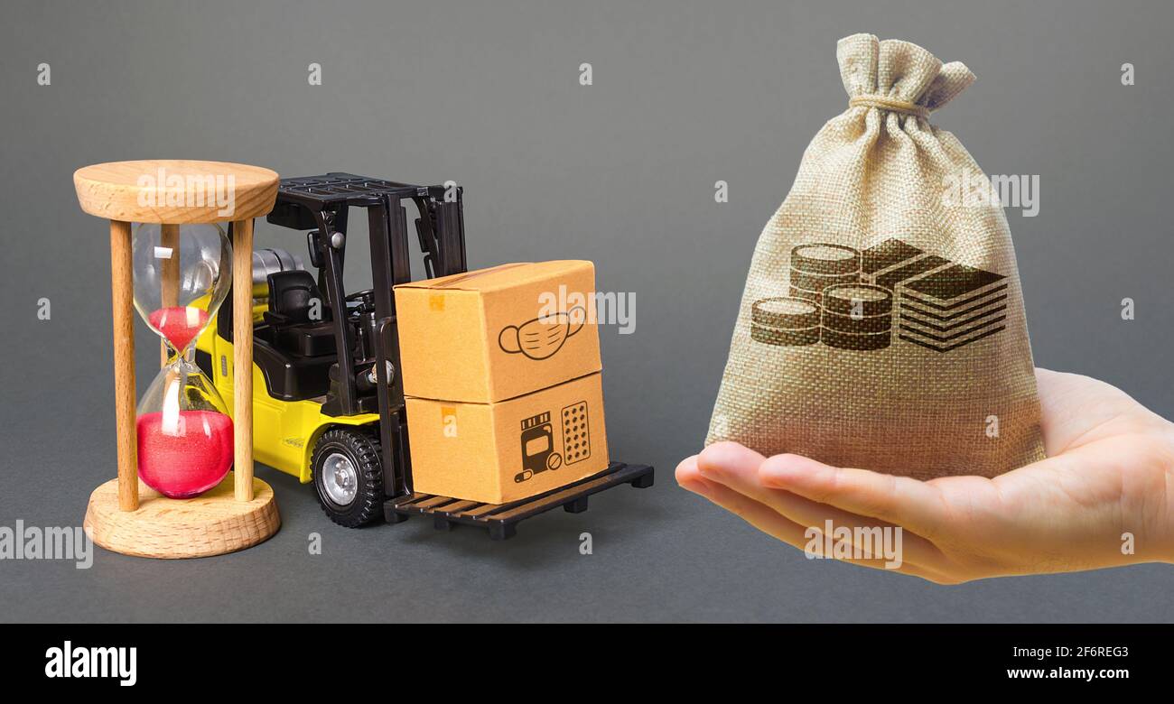 Sac d'argent, chariot élévateur avec boîtes et sablier. Livraison urgente de médicaments et de masques médicaux de protection. Fournir des hôpitaux et des populations pour arrêter la crache Banque D'Images