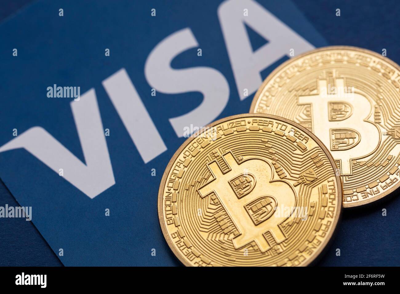 LONDRES, Royaume-Uni - Mars 2021: Bitcoin crypto-monnaie sur le logo du service financier Visa Banque D'Images