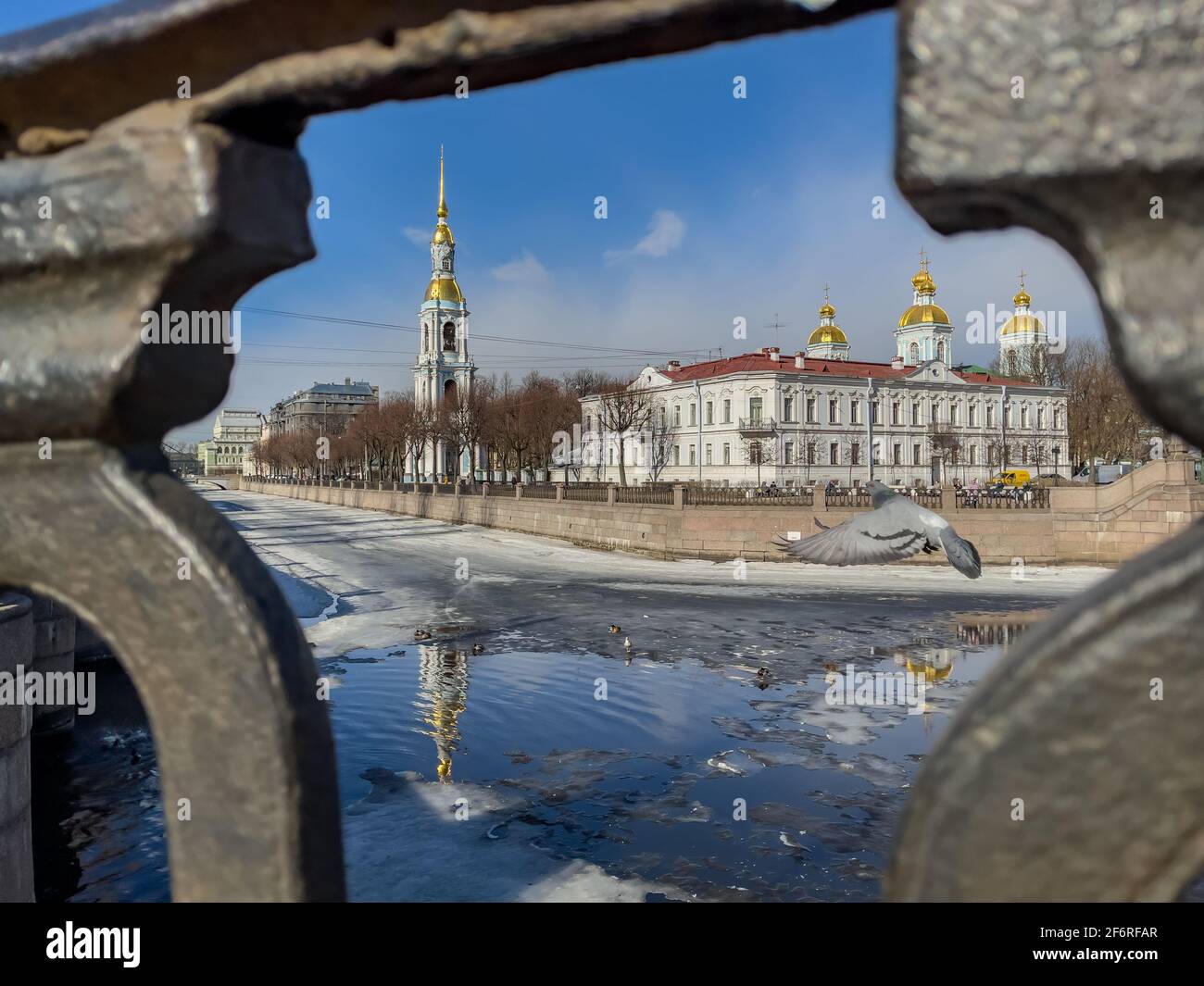 Russie, Saint-Pétersbourg, le 02 avril 2021 : clocher de la cathédrale navale de Saint-Nicolas à travers le réseau forgé en une journée ensoleillée de printemps, une dérive de glace Banque D'Images
