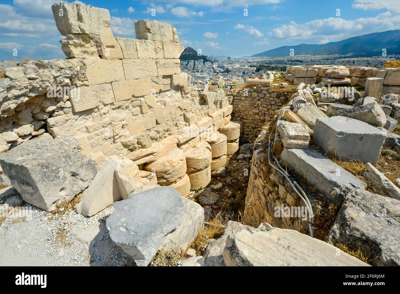 Vue sur la colline du Likavitos depuis la colline de l'Acropole à Athènes, Grèce par une chaude journée d'été avec un ciel bleu Banque D'Images