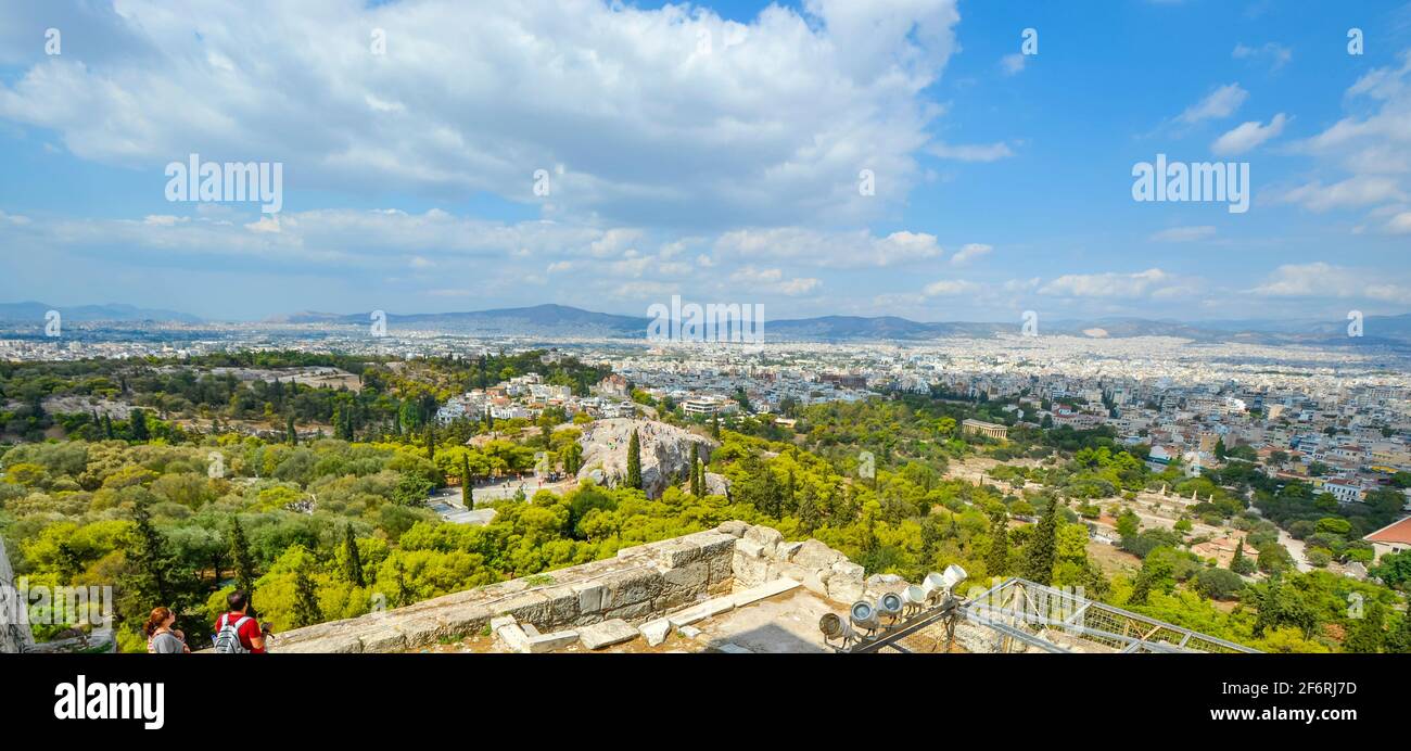 Les touristes apprécient la vue de l'Acropole de l'ancienne agora, le temple d'Hephaestus et la colline d'Areopagus avec la ville d'Athènes en arrière-plan Banque D'Images