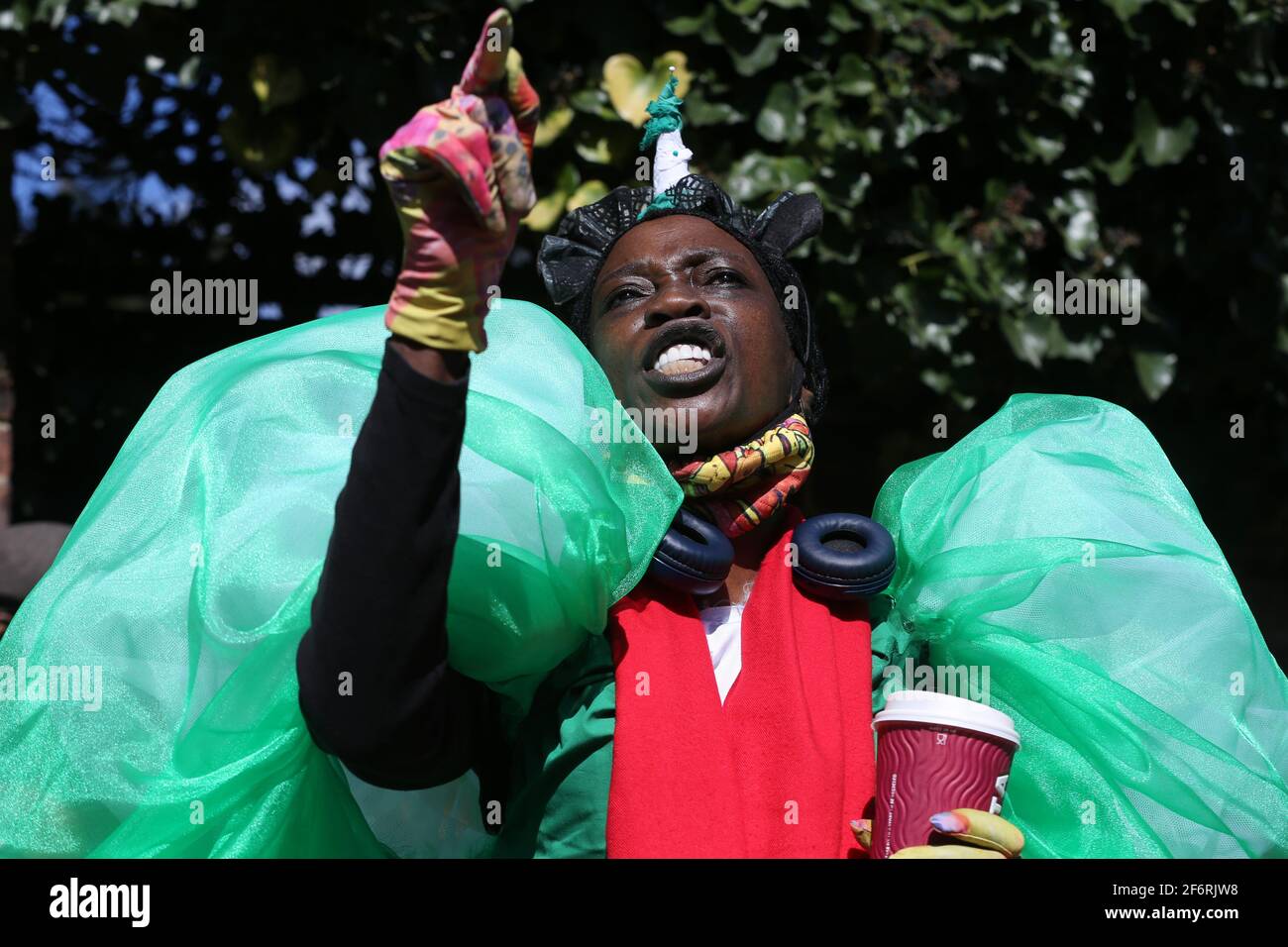 Londres, Angleterre, Royaume-Uni. 2 avril 2021. Des manifestants se sont rassemblés devant la Maison d'Abuja où le président nigérian Muhammadu Buhari est censé rester dans la dernière de ses visites médicales dans la capitale britannique depuis son arrivée au pouvoir en 2015. Les manifestants lui demandent de cesser de dépenser de l'argent public pour des visites fréquentes à l'étranger. Credit: Tayfun Salci/ZUMA Wire/Alay Live News Banque D'Images