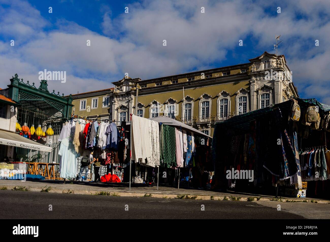 Marché aux puces 'Feira da Ladra', Lisbonne Banque D'Images