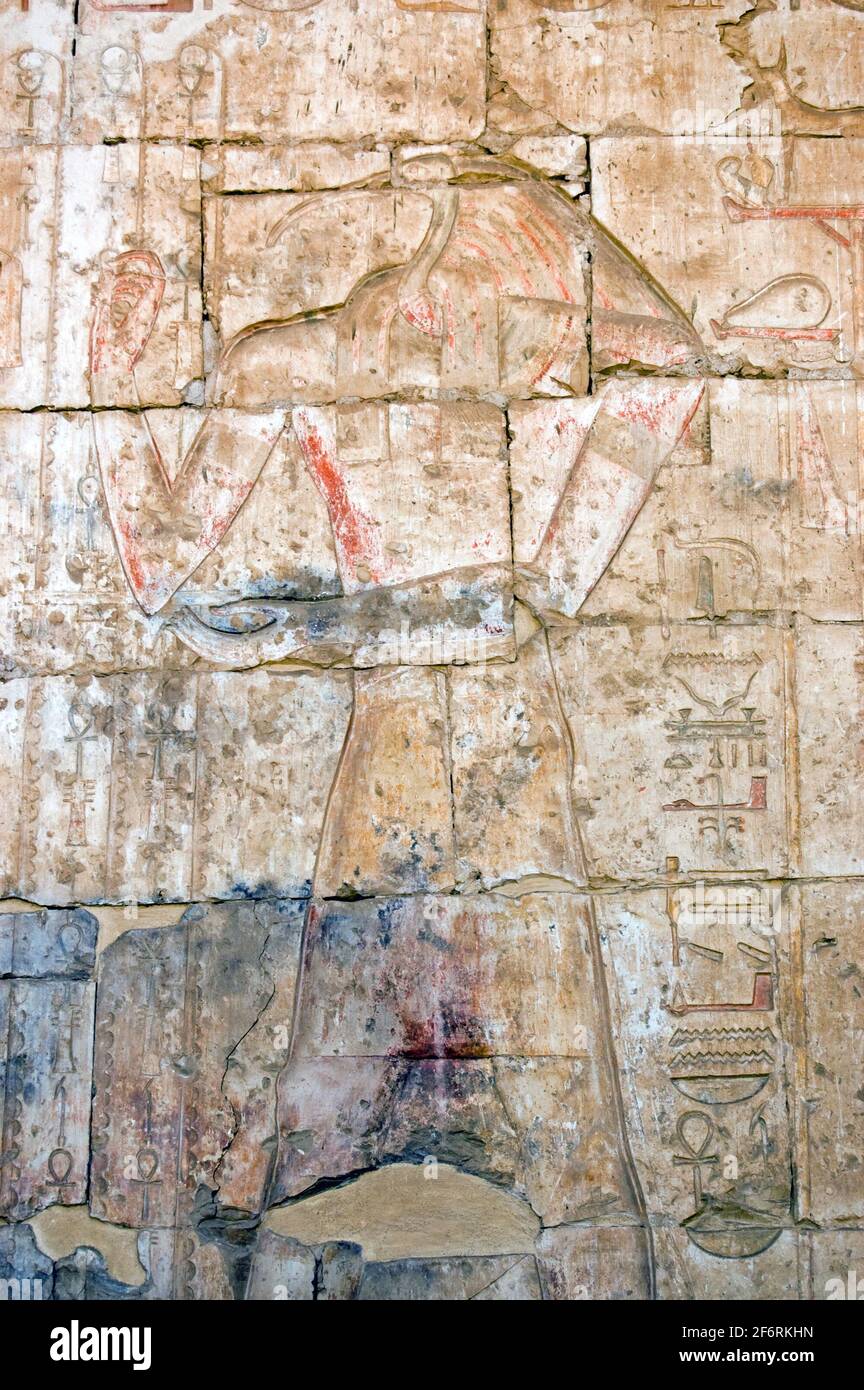 Une sculpture hiéroglyphique géante de l'ancien Dieu égyptien Thoth. Dieu de sagesse et d'écriture, il est représenté avec la tête d'un oiseau ibis. Egyp antique Banque D'Images