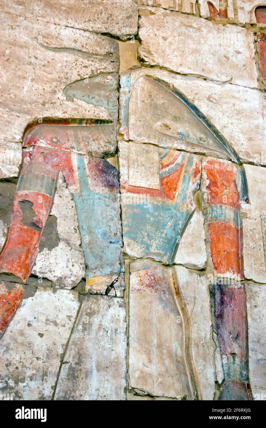 Une sculpture hiéroglyphique de couleur géante de l'ancien dieu égyptien Khnum. Photographié avec une tête de bélier, on croit que le dieu a créé la vie sur son pot Banque D'Images