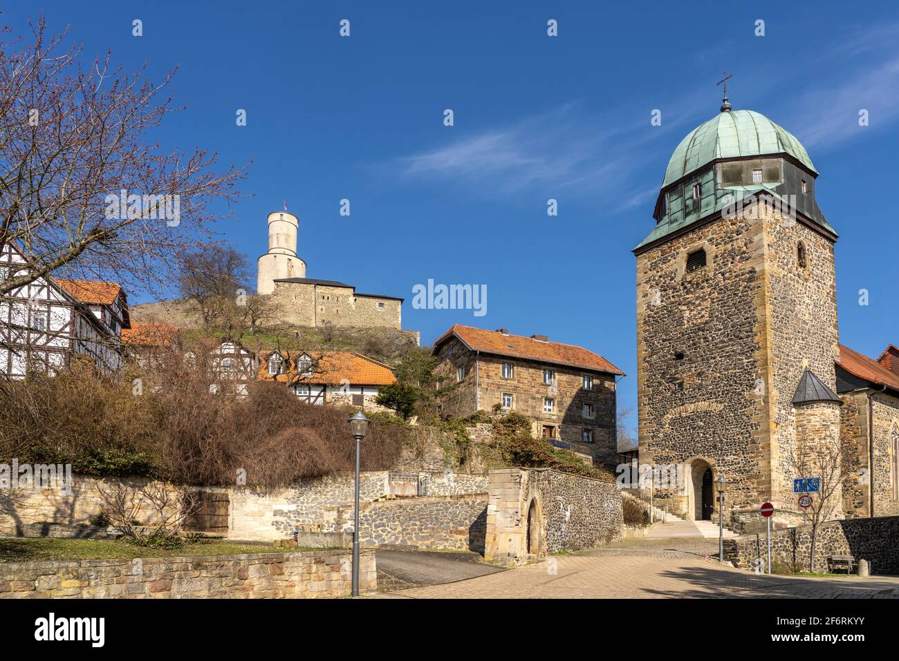 Evangelische Stadtkirche und die Felsburg à Felsberg, Schwalm-Eder-Kreis, Hessen, Deutschland | Eglise protestante de la ville et château de Felsburg à Fel Banque D'Images