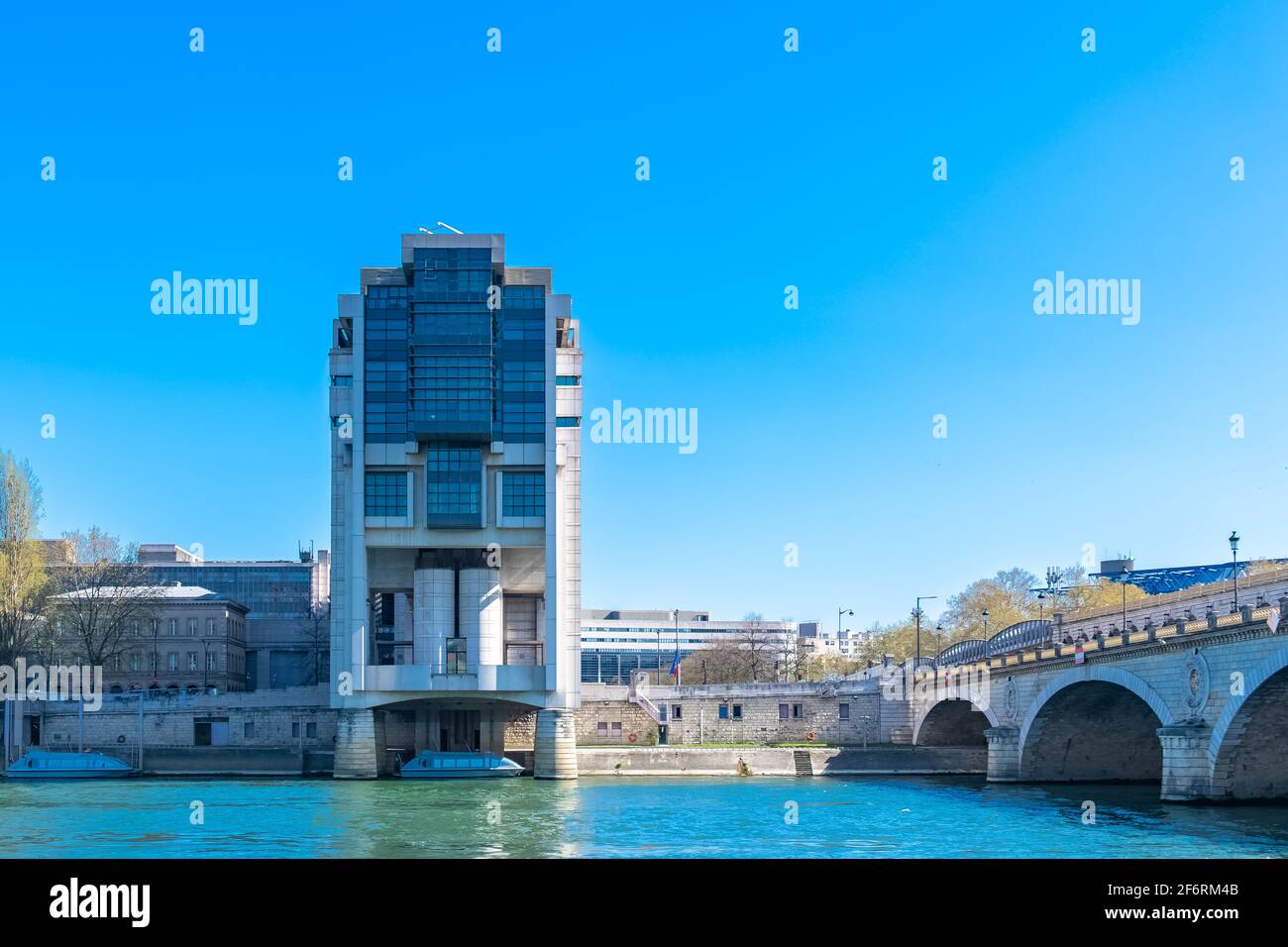 Paris, le département des finances, avec le pont de Bercy Banque D'Images