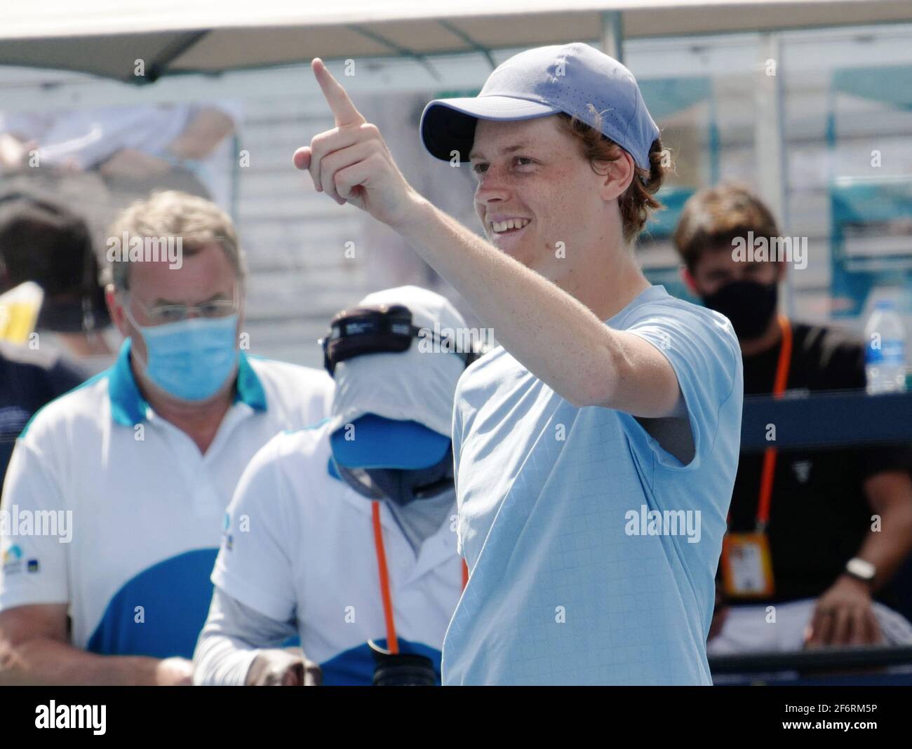 Miami Gardens, États-Unis. 02 avril 2021. Jannik Sinner, originaire d'Italie, célèbre après avoir battu Roberto Bautista Agut, originaire d'Espagne, dans les demi-finales hommes de l'Open de Miami au Hard Rock Stadium de Miami Gardens, en Floride, le vendredi 2 avril 2021. Le pécheur passe à la finale masculine dimanche. Photo de Gary I Rothstein/UPI crédit: UPI/Alay Live News Banque D'Images