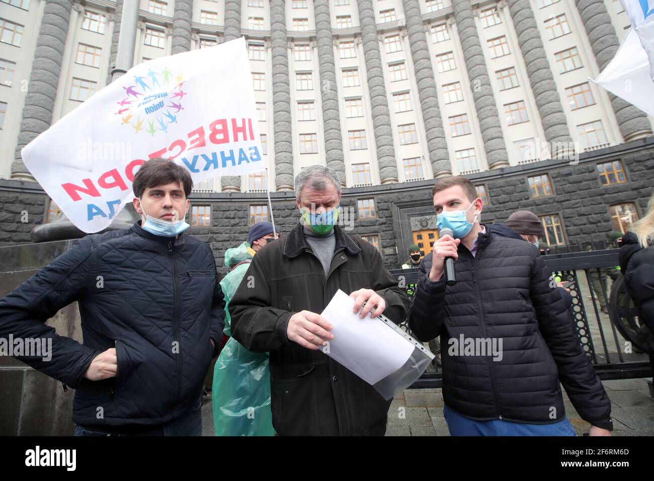 Non exclusif: KIEV, UKRAINE - 2 AVRIL 2021 - des manifestants sont photographiés lors d'un rassemblement des investisseurs de la Banque Arcada en dehors du bui du gouvernement ukrainien Banque D'Images