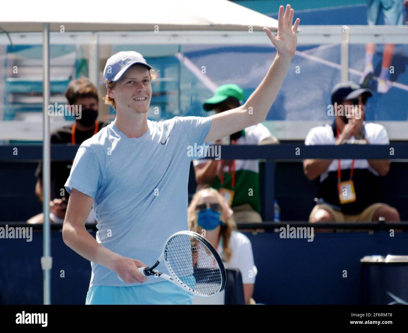 Miami Gardens, États-Unis. 02 avril 2021. Jannik Sinner, originaire d'Italie, célèbre après avoir battu Roberto Bautista Agut, originaire d'Espagne, dans les demi-finales hommes de l'Open de Miami au Hard Rock Stadium de Miami Gardens, en Floride, le vendredi 2 avril 2021. Le pécheur passe à la finale masculine dimanche. Photo de Gary I Rothstein/UPI crédit: UPI/Alay Live News Banque D'Images
