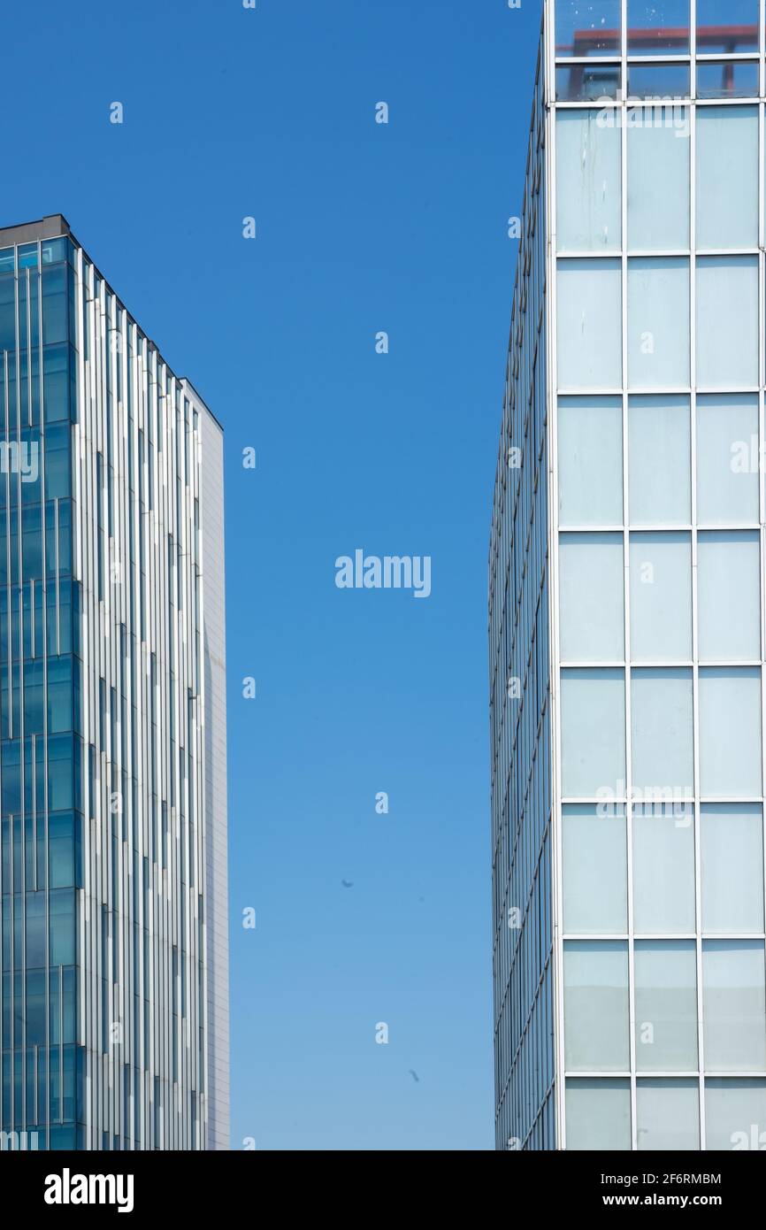 Deux immeubles de bureaux modernes en verre, en bleu et en blanc, séparés par le ciel bleu par une journée ensoleillée, Bucarest, Roumanie Banque D'Images
