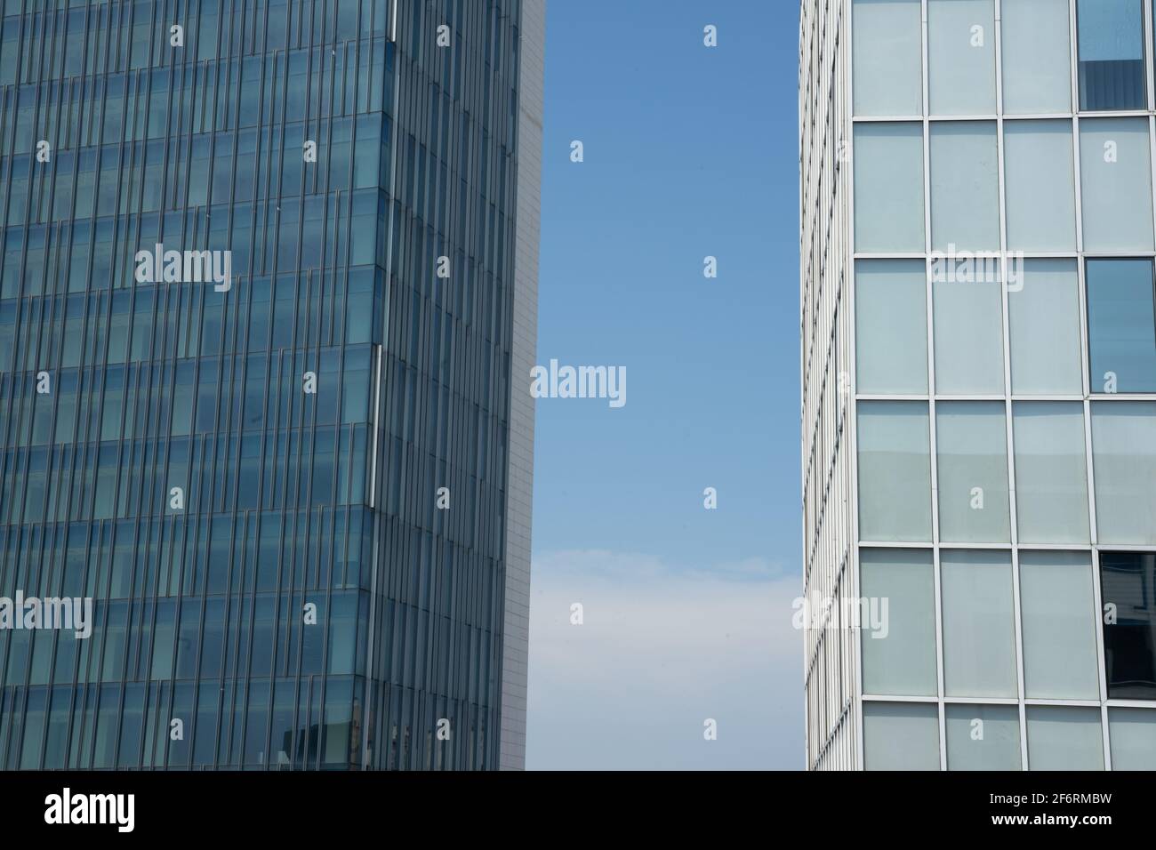 Deux bureaux modernes en verre, bleu et blanc, Bucarest, Roumanie Banque D'Images