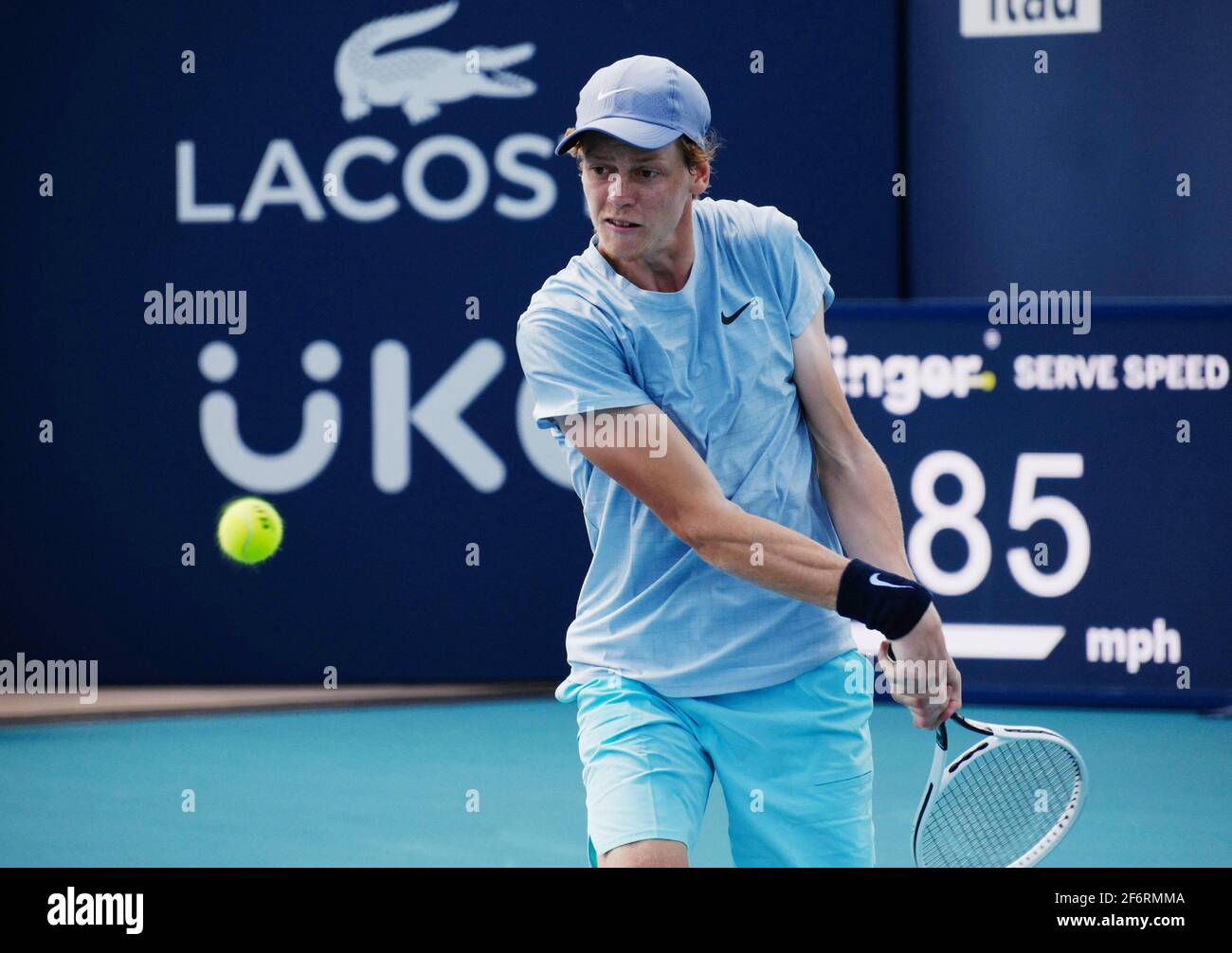 Miami Gardens, États-Unis. 02 avril 2021. Jannik Sinner, originaire d'Italie, retourne le bal à Roberto Bautista Agut, originaire d'Espagne, dans les demi-finales hommes à l'Open de Miami au Hard Rock Stadium de Miami Gardens, en Floride, le vendredi 2 avril 2021. Le pécheur passe à la finale masculine dimanche. Photo de Gary I Rothstein/UPI crédit: UPI/Alay Live News Banque D'Images