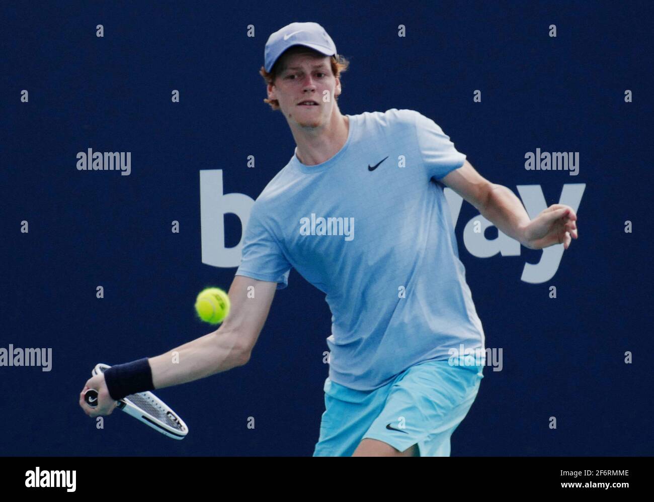 Miami Gardens, États-Unis. 02 avril 2021. Jannik Sinner, originaire d'Italie, retourne le bal à Roberto Bautista Agut, originaire d'Espagne, dans les demi-finales hommes à l'Open de Miami au Hard Rock Stadium de Miami Gardens, en Floride, le vendredi 2 avril 2021. Le pécheur passe à la finale masculine dimanche. Photo de Gary I Rothstein/UPI crédit: UPI/Alay Live News Banque D'Images