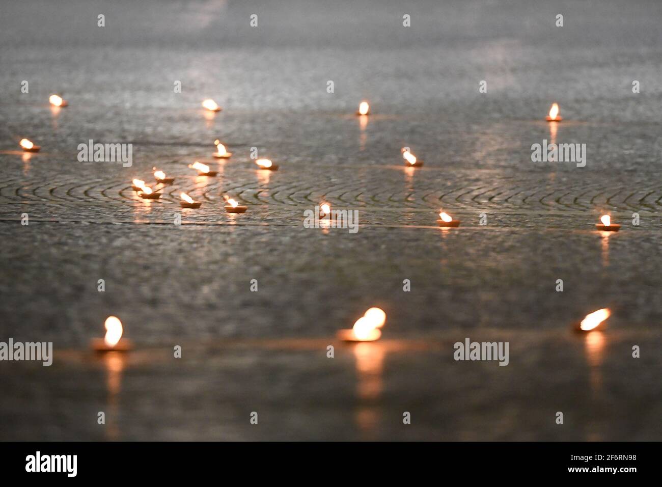 Rome, Italie, 2 avril, 2021 les bougies qui illuminent le sacrato de San Pietro pendant la via Crucis sur la place Saint-Pierre Credit:Roberto Ramaccia/Alamy Live News Banque D'Images