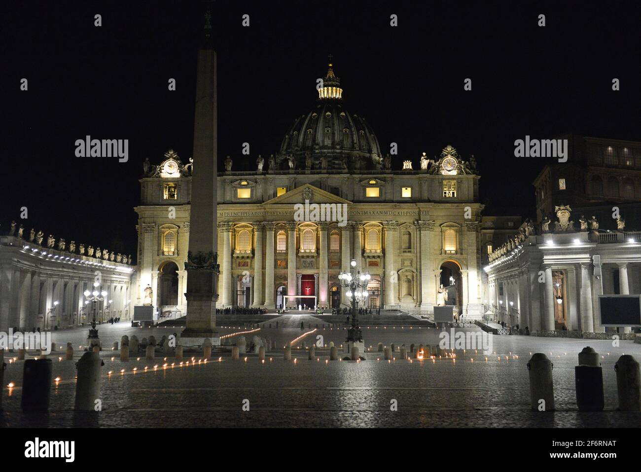 Rome, Italie, 2 avril, 2021 place Saint-Pierre pendant la via Crucis pendant la via Crucis sur la place Saint-Pierre crédit:Roberto Ramaccia/Alamy Live News Banque D'Images