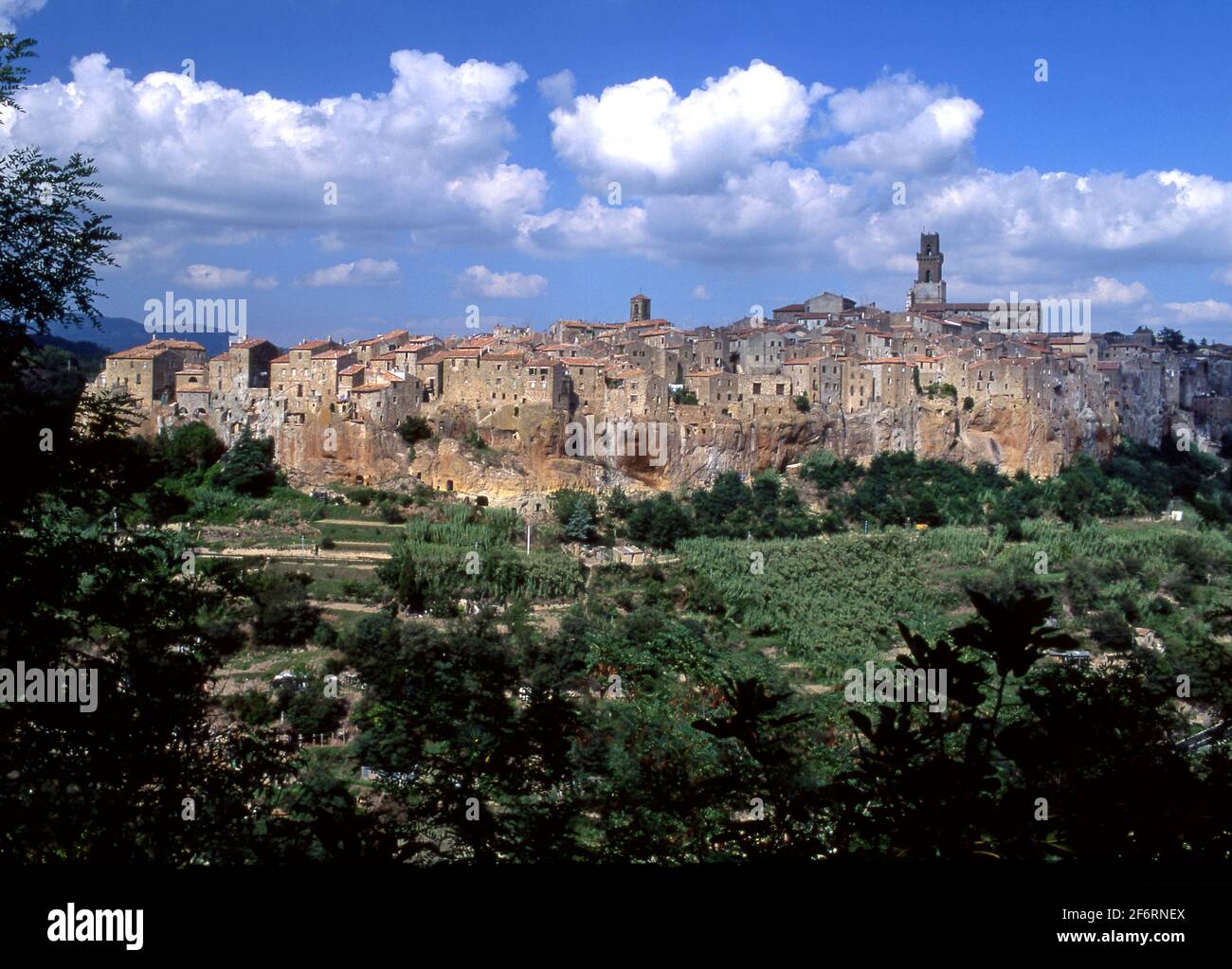 La ville toscane au sommet d'une colline de Pitigliano, Italie Banque D'Images