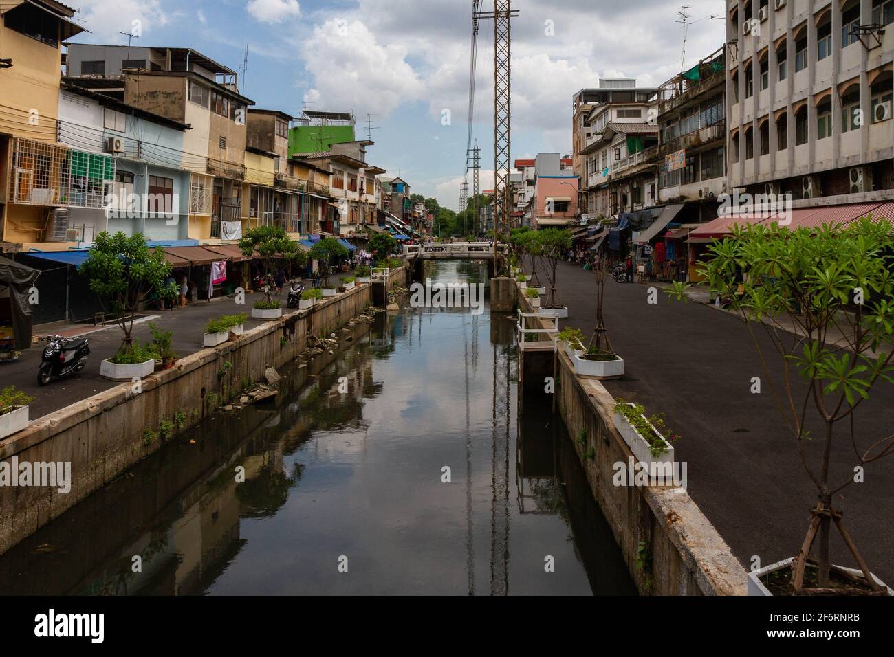 Bangkok, Thaïlande - 16 juillet 2016 : un quartier de Bangkok le long d'une petite rivière. Banque D'Images