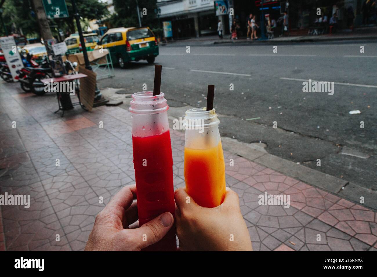 Bangkok, Thaïlande - 19 juillet 2016 : un couple partage du jus fraîchement préparé à Bangkok. Banque D'Images