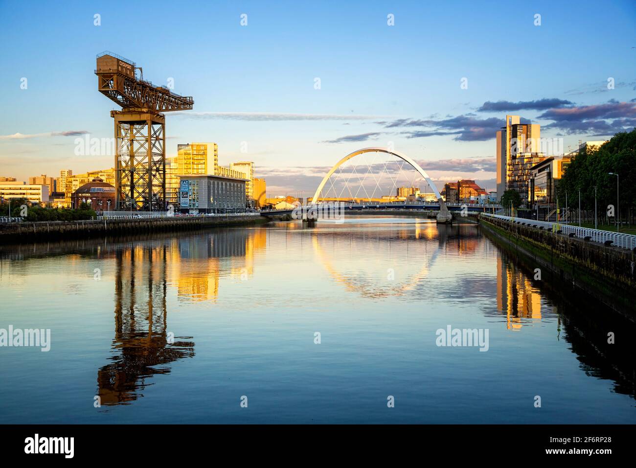Vue depuis le pont de Bell à Glasgow au coucher du soleil, en direction de Clyde Arc et Finnieston Crane. Banque D'Images