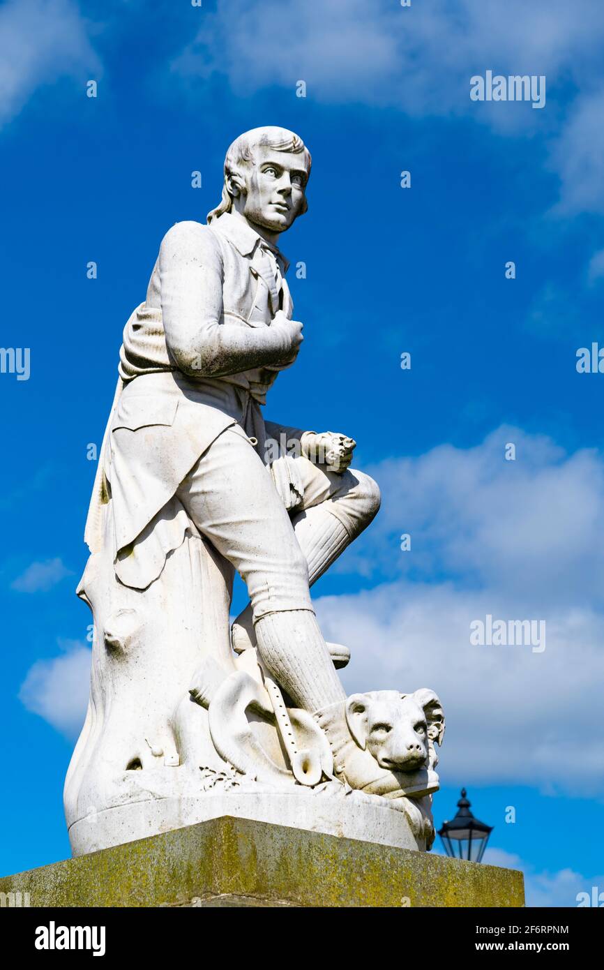 Vue sur la statue de Robert Burns dans la ville de Dumfries à Dumfries et Galloway, Écosse, Royaume-Uni Banque D'Images