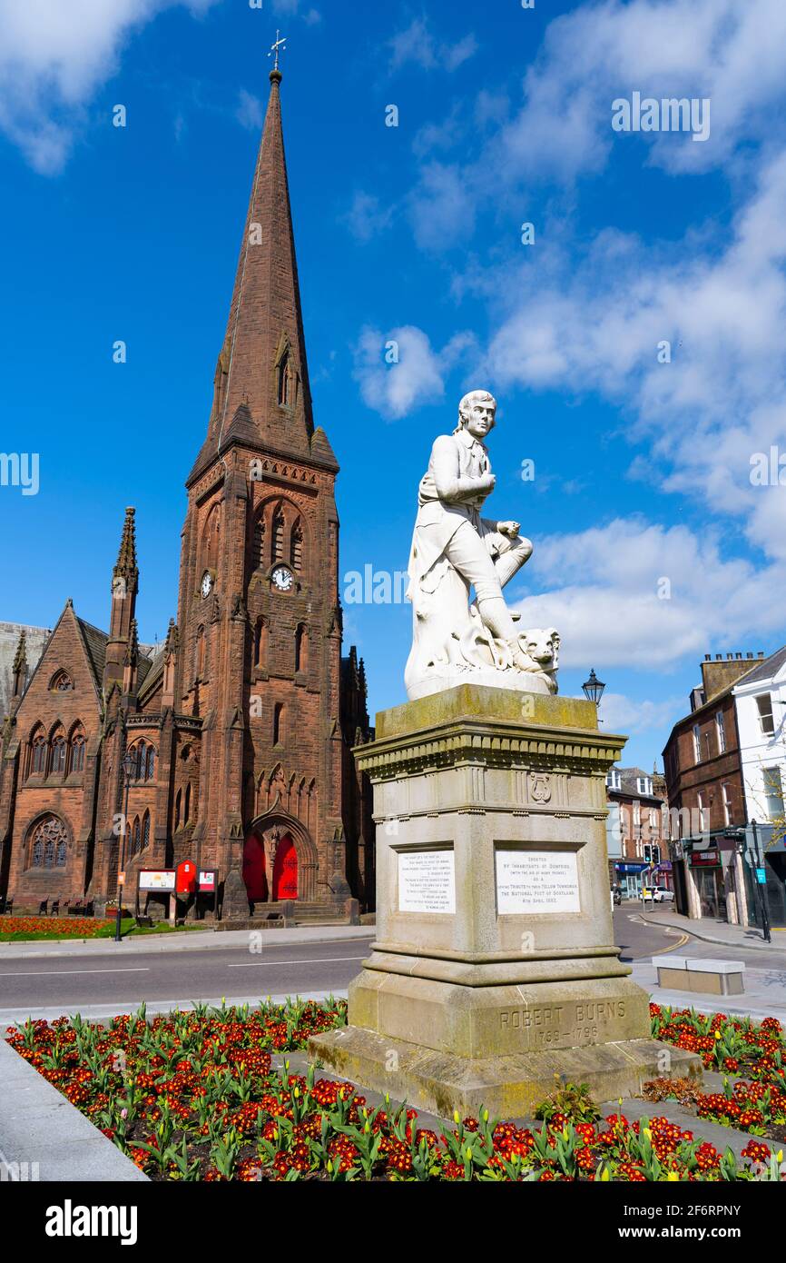 Vue sur la statue de Robert Burns dans la ville de Dumfries à Dumfries et Galloway, Écosse, Royaume-Uni Banque D'Images