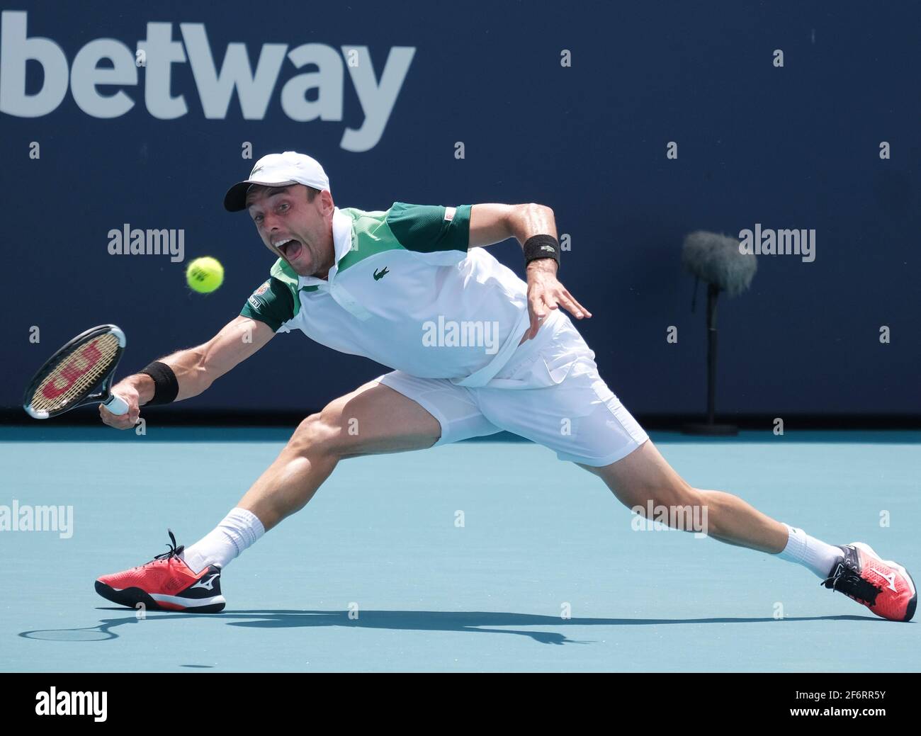 Miami Gardens, États-Unis. 02 avril 2021. Roberto Bautista Agut, d'Espagne, revient à Jannik sinner, d'Italie, dans les demi-finales hommes à l'Open de Miami au Hard Rock Stadium de Miami Gardens, Floride, le vendredi 2 avril 2021. Le pécheur passe à la finale masculine dimanche. Photo de Gary I Rothstein/UPI crédit: UPI/Alay Live News Banque D'Images