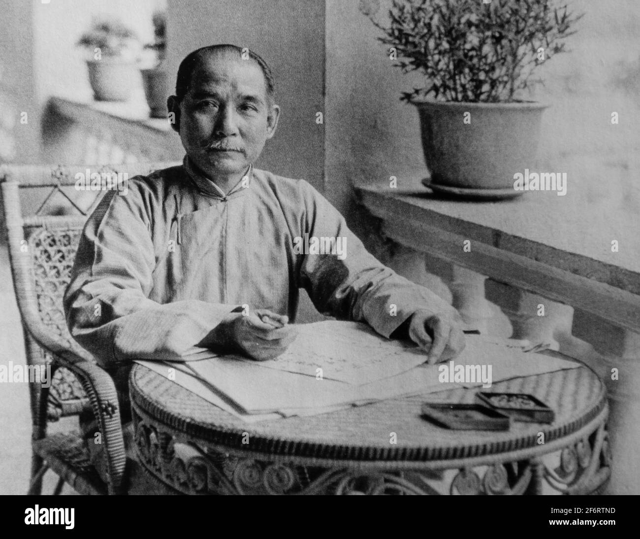 Sun Yat, sen (né Sun Wen; 12 novembre 1866 – 12 mars 1925) était un homme politique, un médecin et un philosophe politique chinois, qui a servi comme Banque D'Images