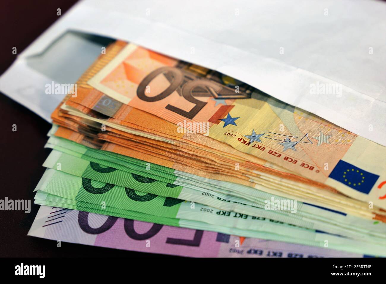 Enveloppe avec billets de banque en euros Photo Stock - Alamy