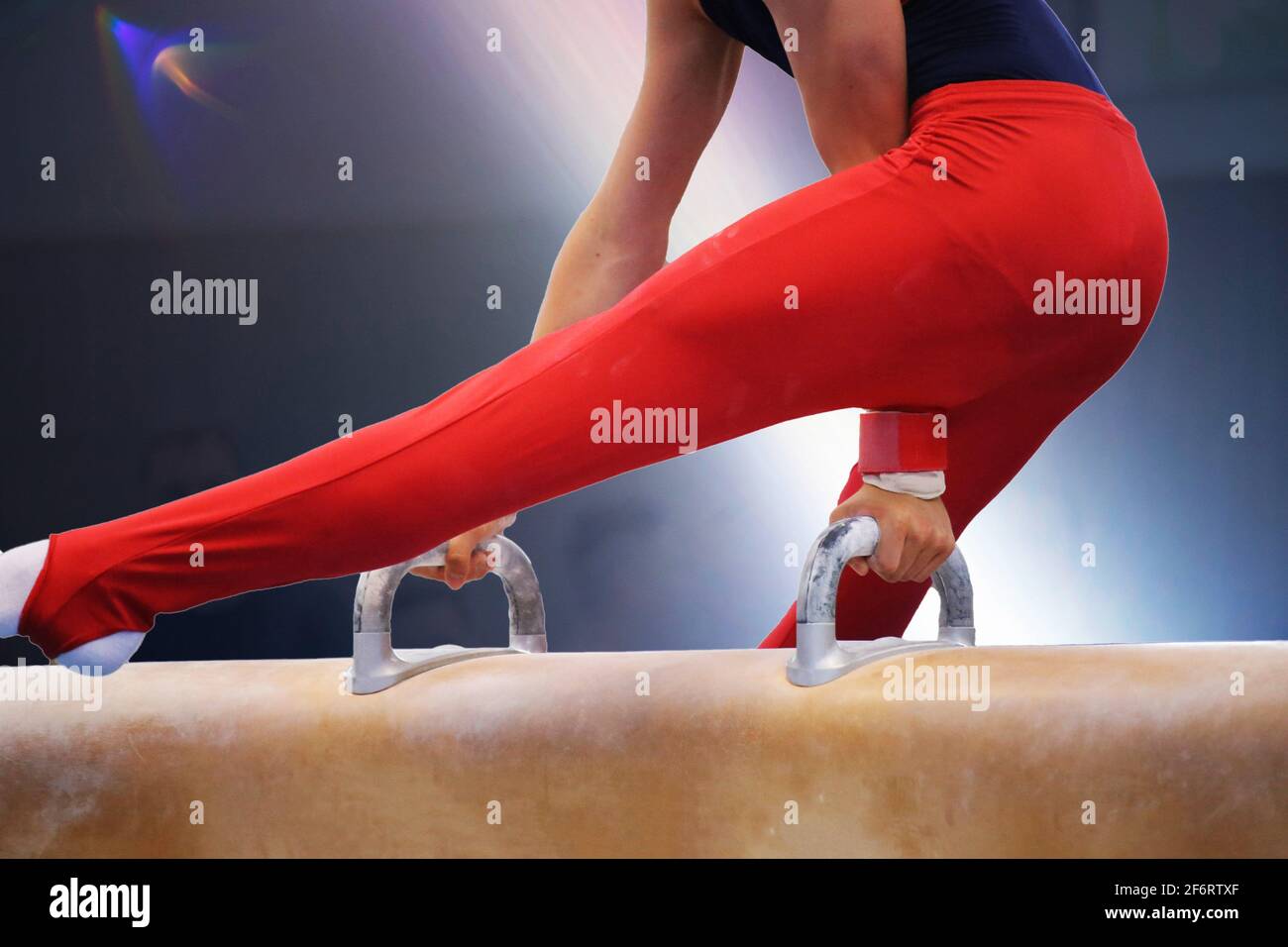 Image symbole : photo détaillée d'un gymnaste sur le cheval de Pommel. Banque D'Images