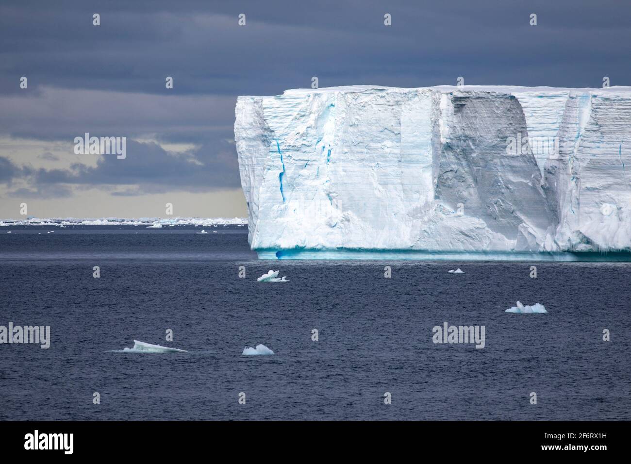 De grands morceaux de glace en paquet flottent comme un iceberg en mer près du pôle Sud. Banque D'Images