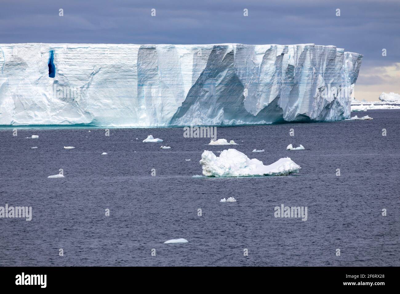 L'énorme iceberg traverse une mer calme en Antarctique. Banque D'Images