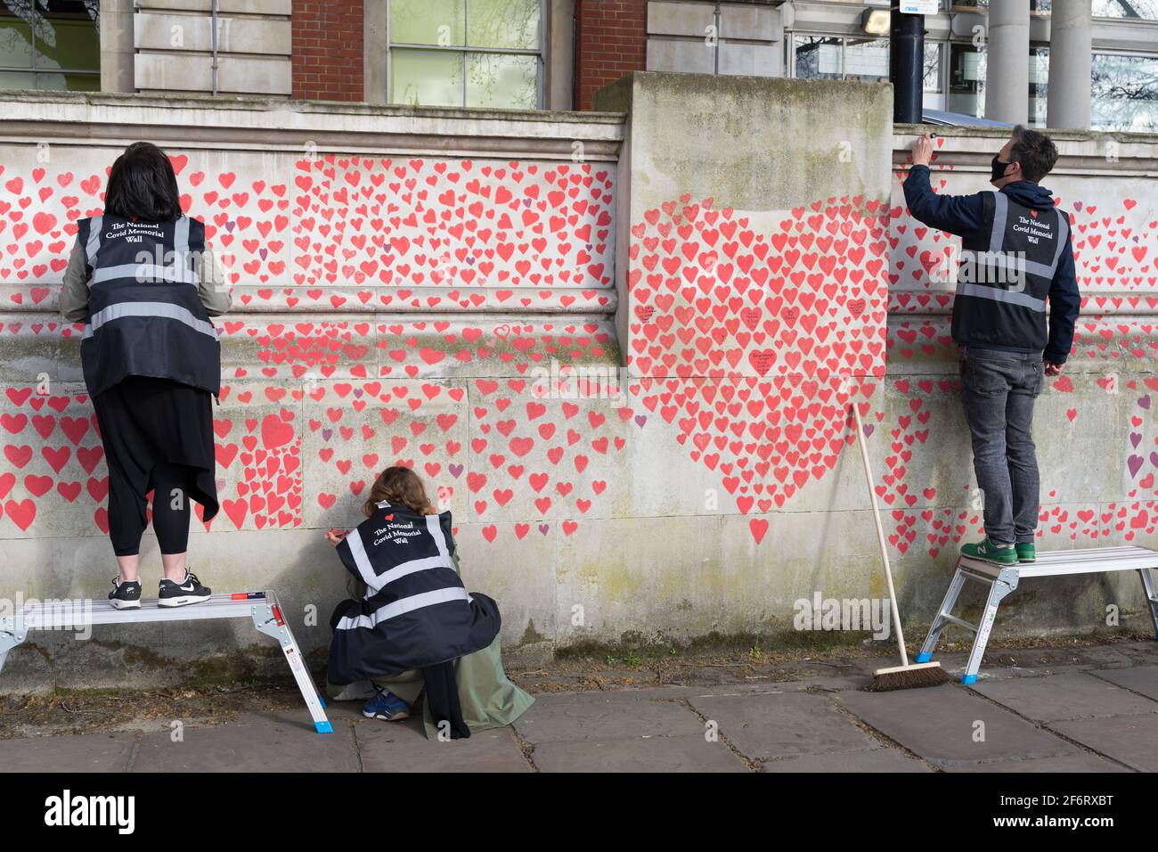 Coeurs rouges peints sur le mur national du mémorial des Covid, rive sud de Londres, Angleterre Banque D'Images