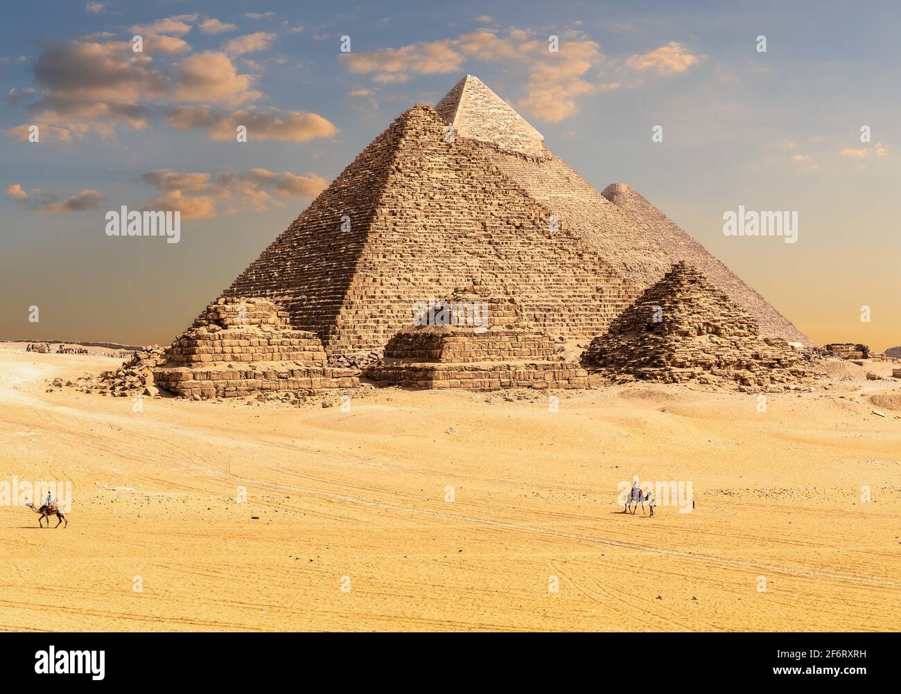 Pyramides de Gizeh en Égypte, dunes de sable et bédouins. Banque D'Images