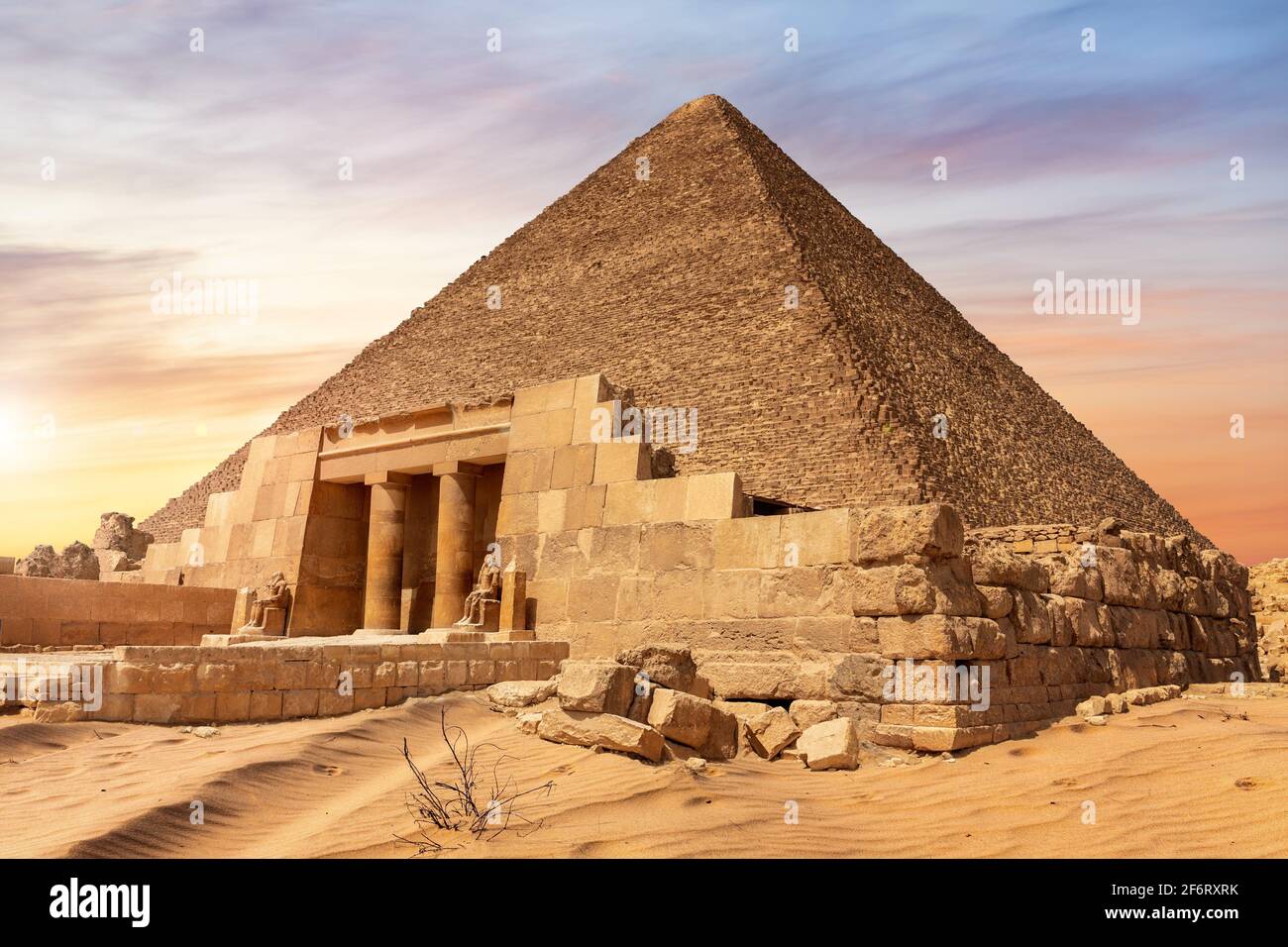 La pyramide de Kheops et l'entrée du temple, Giza, Egypte. Banque D'Images