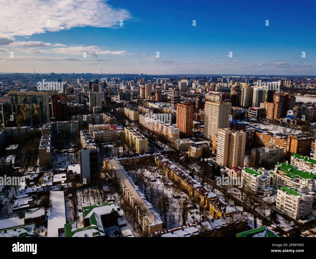 Quartier résidentiel moderne à Rostov-sur-Don, vue aérienne depuis un drone en hiver. Banque D'Images