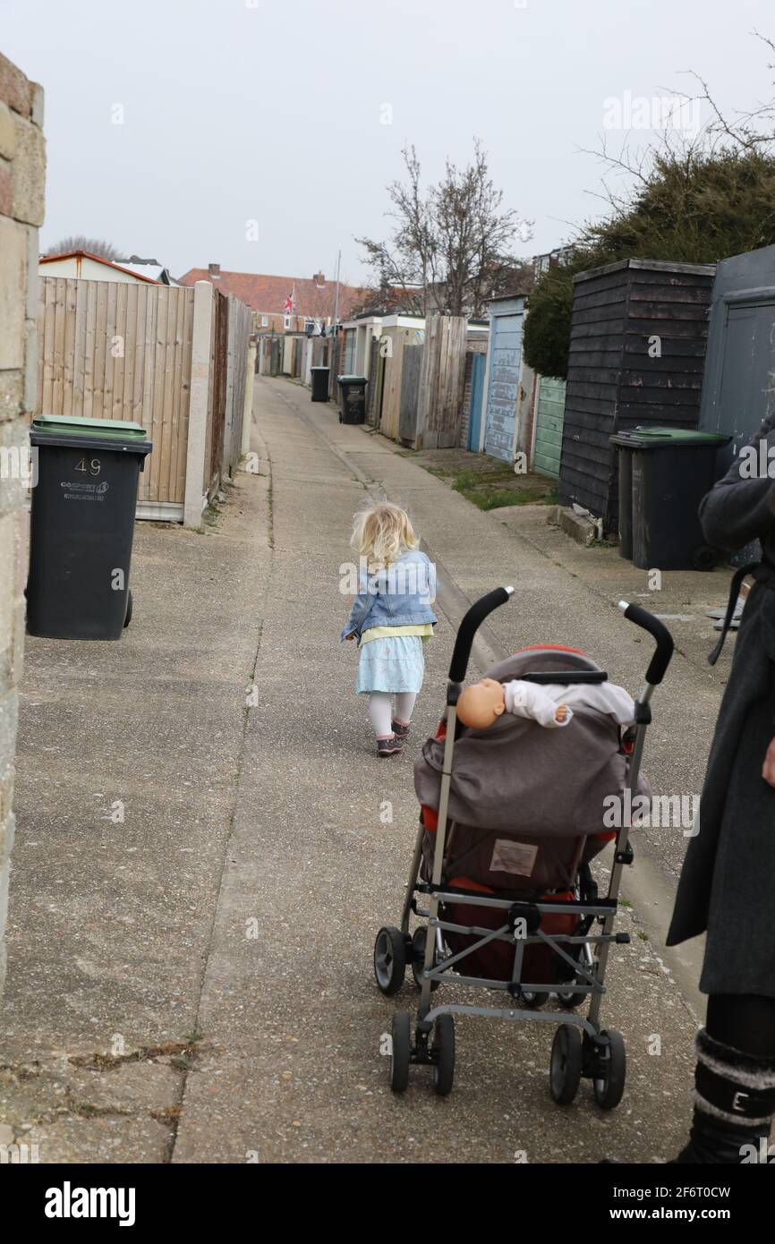 Enfant dans une ruelle Banque d'image et photos - Alamy