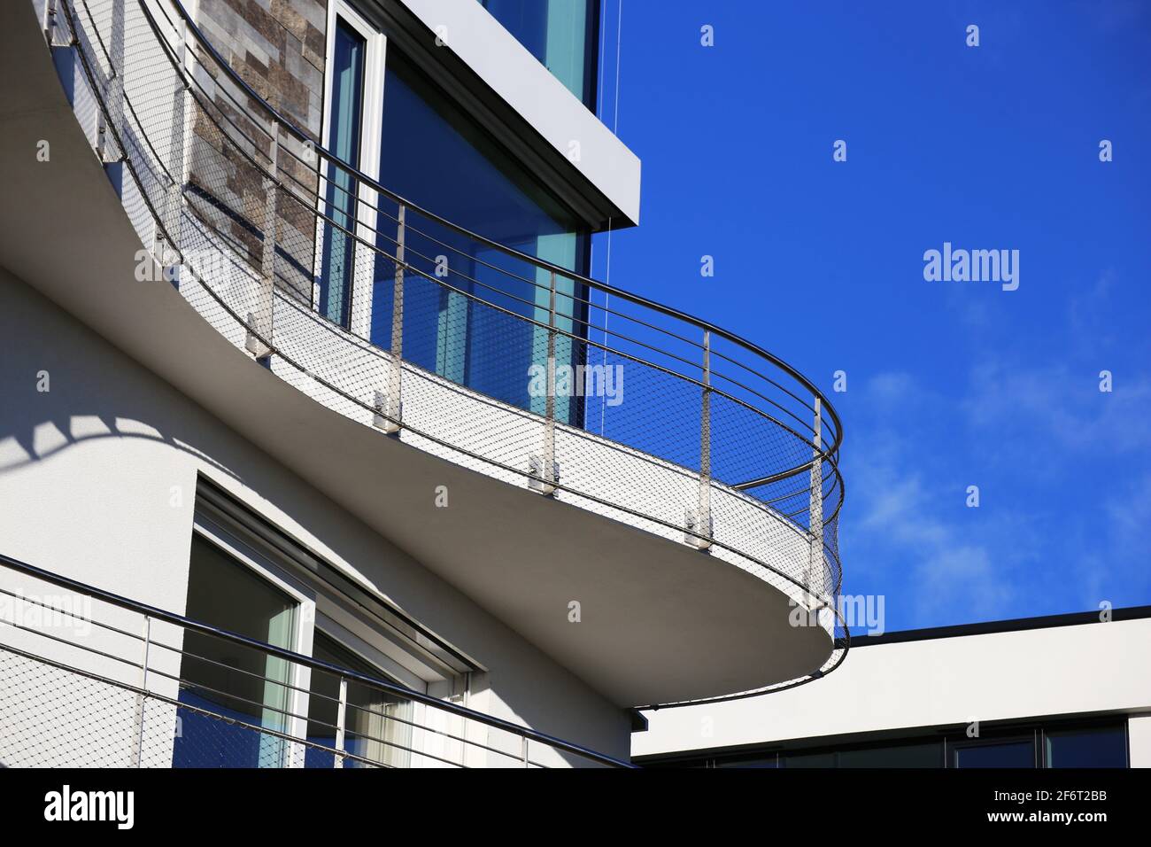 Balustrade de balcon en acier inoxydable. Banque D'Images