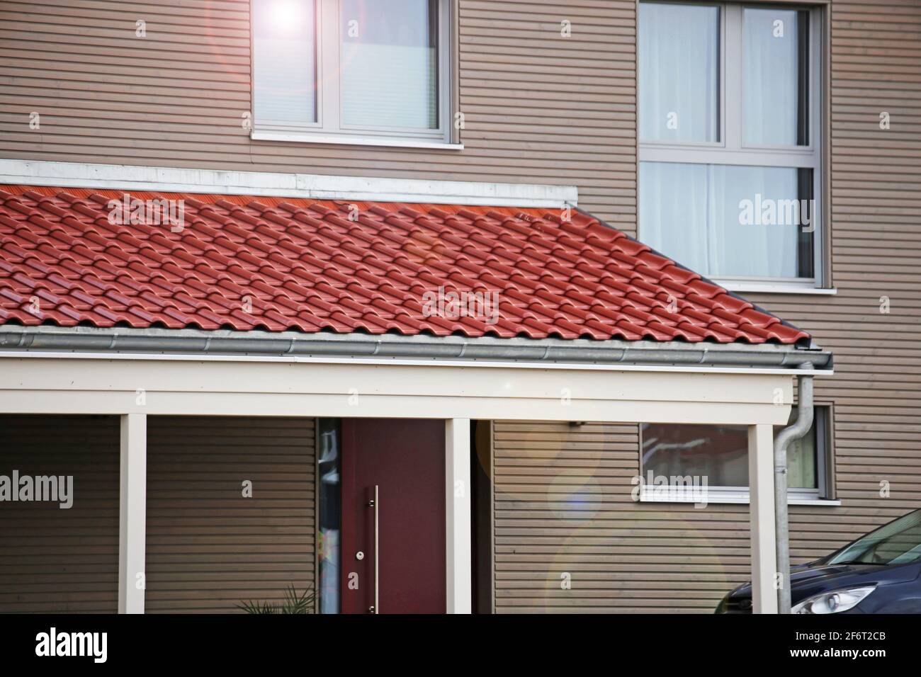 Port de voiture moderne et de haute qualité sur une maison résidentielle. Banque D'Images