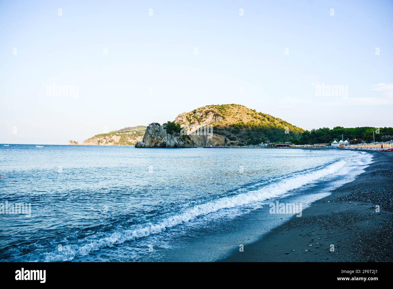 Vue sur la longue plage de Palinuro et sa falaise en Italie. Banque D'Images