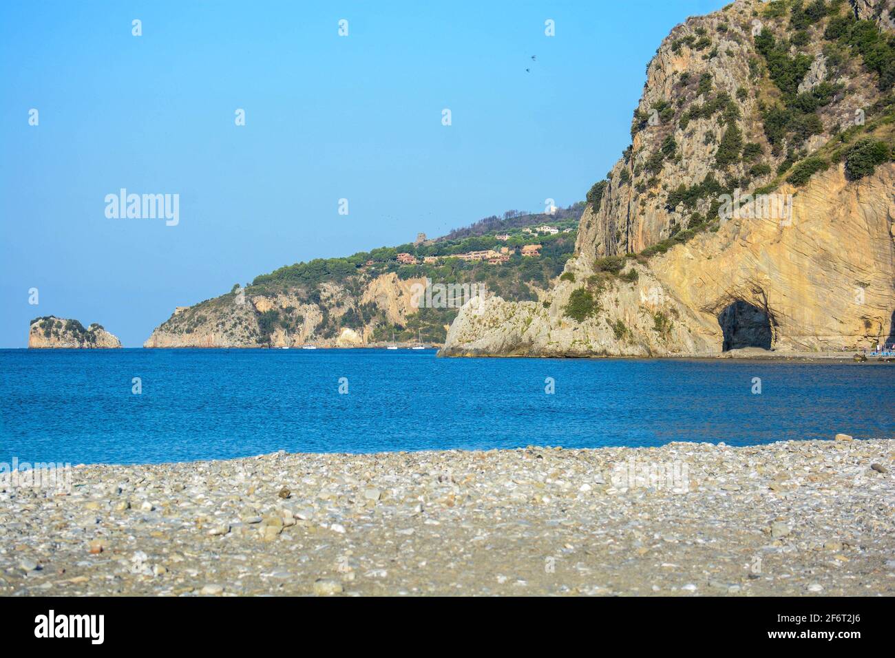 vue sur l'arche naturelle de palinuro en italie de la falaise et d'une partie de la plage. Banque D'Images