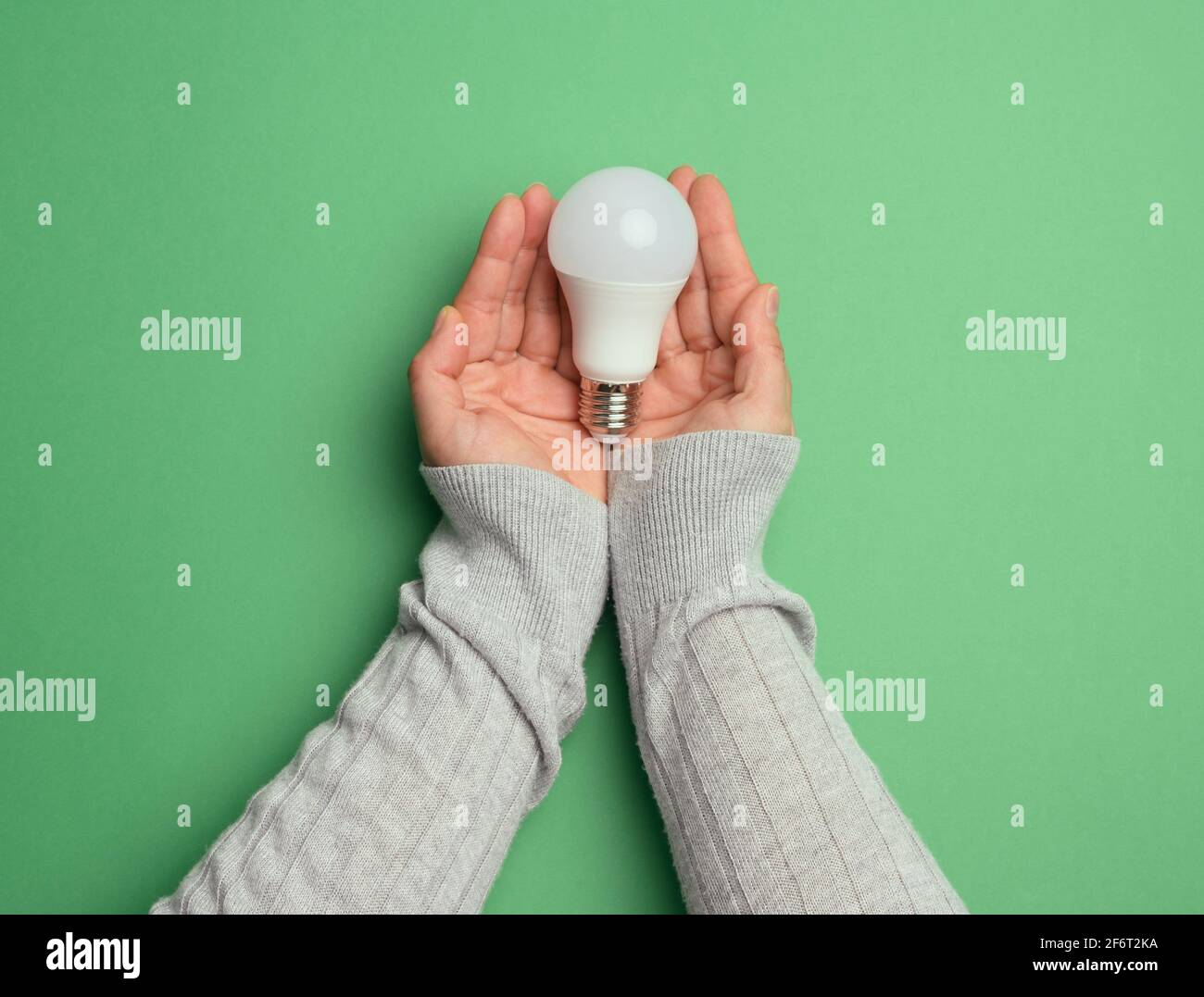lampe en verre blanc à main femelle, énergie verte, vue de dessus. Banque D'Images